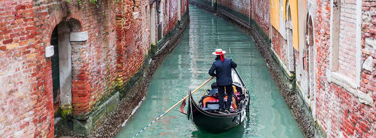 Venise, ses mosaïques, ses masques et ses gondoles